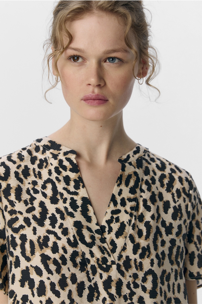 OBJKARINA S/S RE V-NECK TOP NOOS 23045928 SANDSHELL/LEOPARD
